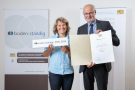 Eine Frau mit Urkunde und Mann
