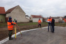 Vermesser mit Warnwesten beim Vermessen. 