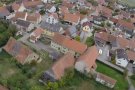 Blick von oben auf Dorf mit alter und neuer Bausubstanz. 