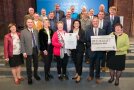 Die Ministerin übergibt den Staatspreis an eine Gruppe von 20 Personen