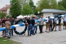 Dorfleute stellen Maibaum