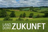 Ein Hügel mit Wiesen und Bäumen mit der Aufschrift Land.Dorf.Zukunft