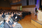 Kulisse mit den Ehrengästen im Vorergund und dem Plenum 