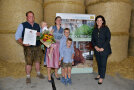 Ministerin mit Familie (Foto: Astrid Schmidhuber/StMELF)