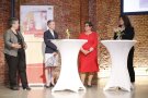 Drei Frauen mit Ministerin an Stehtischen bei der Podiumsdiskussion.