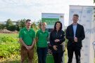 Das Landwirtspaar, Ministerin MIchaela Kaniber und Minister Michael Piazolo vor zwei Schautafeln