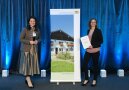 Ministerin Michaela Kaniber und Andrea Dehoff mit der Studie