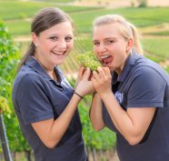 Zwei Frauen mit Weintrauben