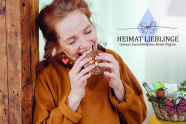 Junge Frau beißt in einen Lebkuchen