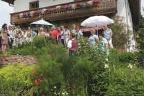 Besuchergruppe im Garten