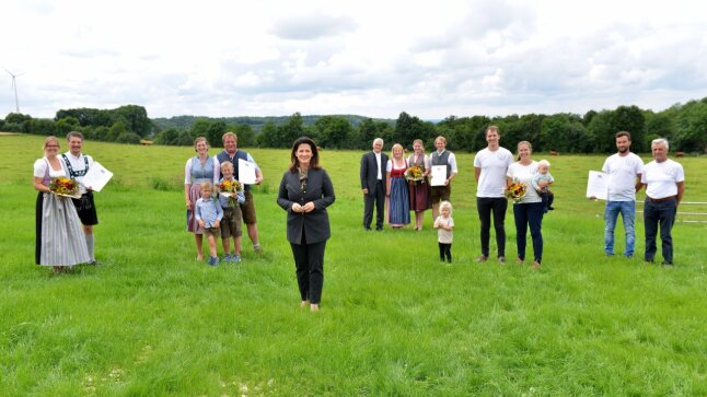 Preisträger-Familien 2021 mit Ministerin auf einer Wiese (Foto: Astrid Schmidhuber/StMELF)