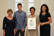 Ministerin mit Ludwig und Sandra Knoll (Weingut am Stein Würzburg), Preisträger Kategorie Weinbau