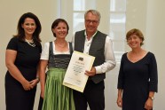 Ministerin mit Cilli und Richard Haneberg (Kempten), Preisträger Kategorie Landwirtschaft