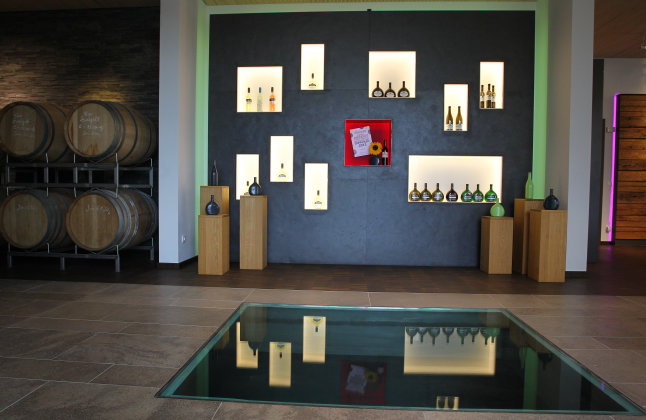 Blick in den Showroom einer Vinothek (Foto: Karl Josef Hildenbrand)