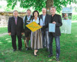 Herr Norbert Woll, Herr Wolfram Vaitl, Ministerin Michaela Kaniber, Herr Herrmann Berchtenbreiter und Herr Jörg Schnöring präsentieren die Goldplakette "Bayern blüht-Naturgarten"