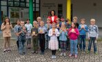 Ministerin Michaela Kaniber mit den Schülern der Klasse 3a der Grundschule Schwabhausen