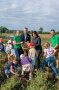 Ministerin Kaniber und Kultusminister Piazolo mit Kindern auf einem Feld