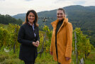 Ministerinnen Kaniber und Gerlach im Weinberg mit Drohne im Hintergrund