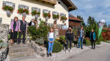 Gruppenbild mit Ministerin vor einem Bauernhaus