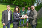 LfL-Präsodent Stephan Sedlmayer, Ministerin Michaela Kaniber, Landwirte Norbert  und Philipp Grenzebach, sowie Sebastian Wolfrum von der LFL beim Insektenvorkommen messen.