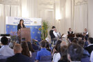 Ministerin MIchaela Kaniber am Rednerpult. Blick von hinten in den Saal mit Publikum