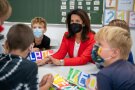 Ministerin Kaniber spricht mit Schülern der Klasse 3a der Grundschule Schwabhausen