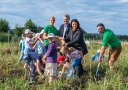 Ministerin Kaniber und Kultusminister Piazolo mit Kindern auf einem Feld