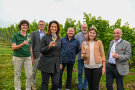 Ministerin Kaniber und weitere Personen mit einem Glas blauen Silvaner