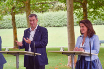 Ministerpräsident Markus Söder und Forstministerin Michaela Kaniber am Rednerpult