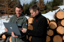 Waldbesitzer und Förster mit Laptop (© Christine Hopf)