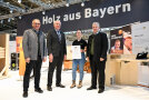 Gruppenfoto (v. l.): Präsident des Bayerischen Schreinerhandwerks Bernhard Daxenberger, Präsident der Handwerkskammer für München und Oberbayern Franz Xaver Peteranderl, Sarah Biermeier (Schreinerei Rudolf Bachhuber GmbH & Co. KG), Amtschef Hubert Bittlmayer