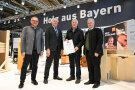 Gruppenfoto (v. l.): Präsident des Bayerischen Schreinerhandwerks Bernhard Daxenberger, Präsident der Handwerkskammer für München und Oberbayern Franz Xaver Peteranderl, Anton Koller (Schreinerei Koller), Amtschef Hubert Bittlmayer