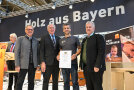 Gruppenfoto (v. l.): Präsident des Bayerischen Schreinerhandwerks Bernhard Daxenberger, Präsident der Handwerkskammer für München und Oberbayern Franz Xaver Peteranderl, Georg Huber (Die Huber Schreinerei), Amtschef Hubert Bittlmayer