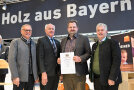 Gruppenfoto (v. l.): Präsident des Bayerischen Schreinerhandwerks Bernhard Daxenberger, Präsident der Handwerkskammer für München und Oberbayern Franz Xaver Peteranderl, Gottfried Stettmer (Schreinerei Stettmer), Amtschef Hubert Bittlmayer