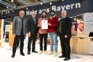 Gruppenfoto (v. l.): Präsident des Bayerischen Schreinerhandwerks Bernhard Daxenberger, Präsident der Handwerkskammer für München und Oberbayern Franz Xaver Peteranderl, Leon Strosche (Schreinerei Holzlöwe GmbH), Leo Stiegler (Schreinerei Holzlöwe GmbH), Amtschef Hubert Bittlmayer