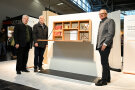 Gruppenfoto (v. l.): Präsident des Bayerischen Schreinerhandwerks Bernhard Daxenberger, Anton Koller (Schreinerei Koller), Amtschef Hubert Bittlmayer mit dem Werkstück