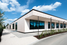 Weißer Holzbau der Montessorischule Neuötting