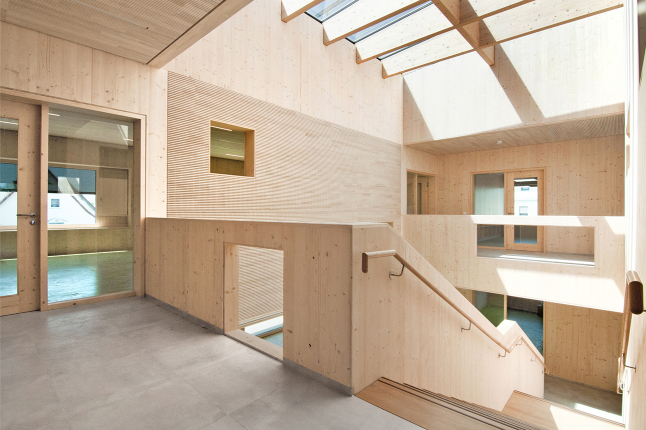 Komplett aus Holz gestalteter Innenhof des Kindergartens St. Laurentius (Foto: Martin Goldbrunner)