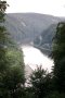 Fluss schlängelt sich durch Laubwaldlandschaft