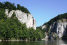 Riesige Felsfomationen mit Laubwald neben einem Fluss