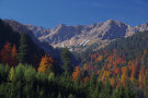 Hochgebirgslandschaft im Herbst vor strahlendblauem Himmel.