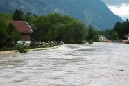 Feuerwehr versucht Überschwämmung durch angeschwollenen Fluss zu verhindern.