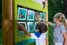 Zwei Kinder erkunden ein waldpädagogisches Spielgerät (Foto: skywalk allgäu Naturerlebnispark)