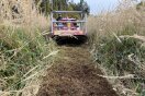 Funkraupe reißt Grasdecke auf Pflanzfläche auf