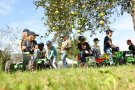 Kinder beim Obstsammeln