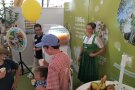 Am Stand des Streuobstpakts auf der Rottalschau in Karpfham wird Streuobst-Slush-Eis ausgeschenkt