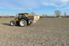 Schlepper mit Mineraldüngerstreuer im Frühjahr im Feld