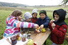 Kinder probieren einen Apfel