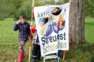 Kinder schauen durch ein Aktion Streuobst-Schulwochenplakat