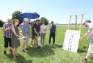 Laufkäfer in der Agrarlandschaft. Besucher begutachten ein Poster.